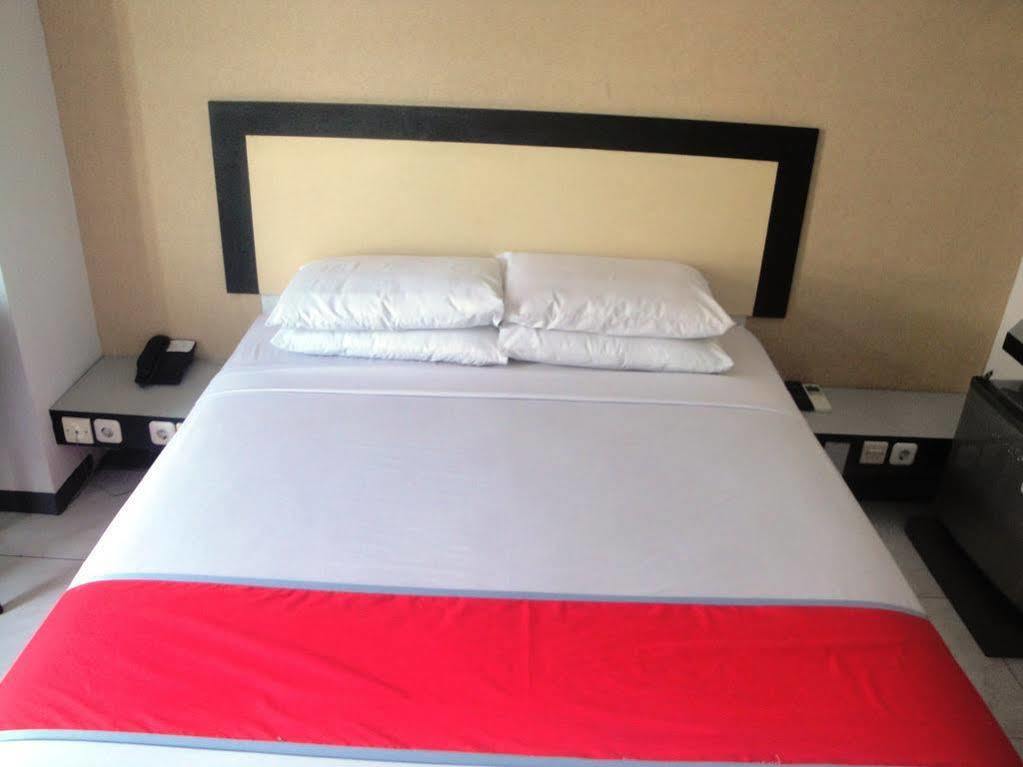 โอโย 1318 โฮเต็ล ปริ้นซ์ บูเลอวาร์ด Hotel มานาโด ภายนอก รูปภาพ